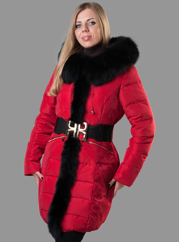 Krásne a módne kabáty s nižšou polstrovaním: najlepší štýl zvrškových kabátov na zimu, nové predmety