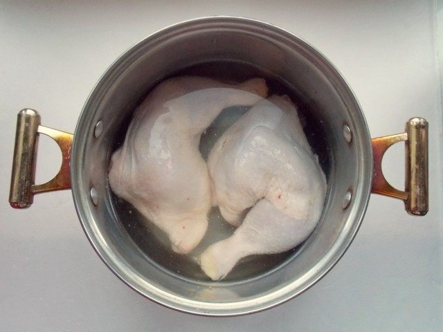 Domáca nudlová polievka s kuracím mäsom