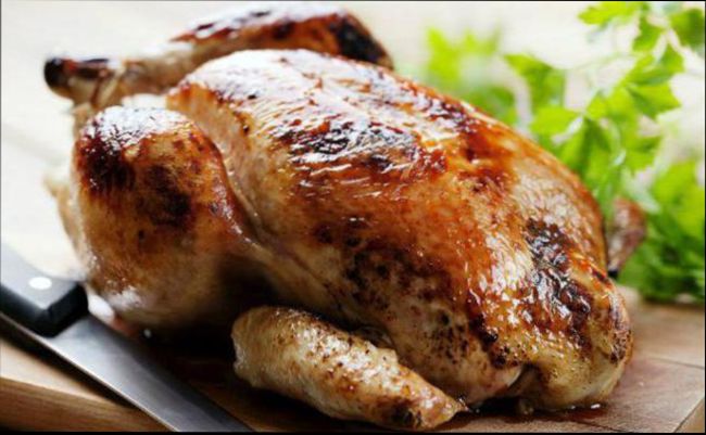 Cela pečen piščanec v foliji - recepti z zlato skorjo