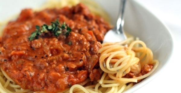 Ricetta di salsa bolognese a casa, e perché spaghetti
