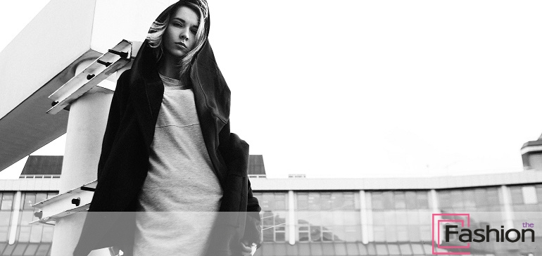 Černý plášť s kapucí - nový trend stylu ulice