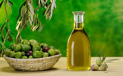 Maschera con olio d'oliva: la giusta ricetta per la crescita dei capelli