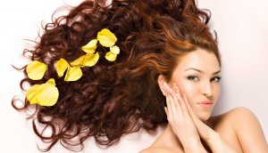 Saç uzatma boyamak mümkün mü: özellikler ve öneriler