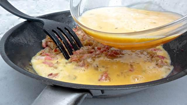 Омлет з ковбасою: смак ситного сніданку