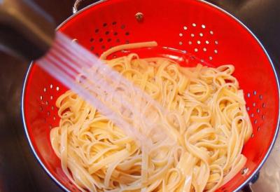 Fettuccine sa škampima: značajke kuhanja ukusnog talijanskog jela