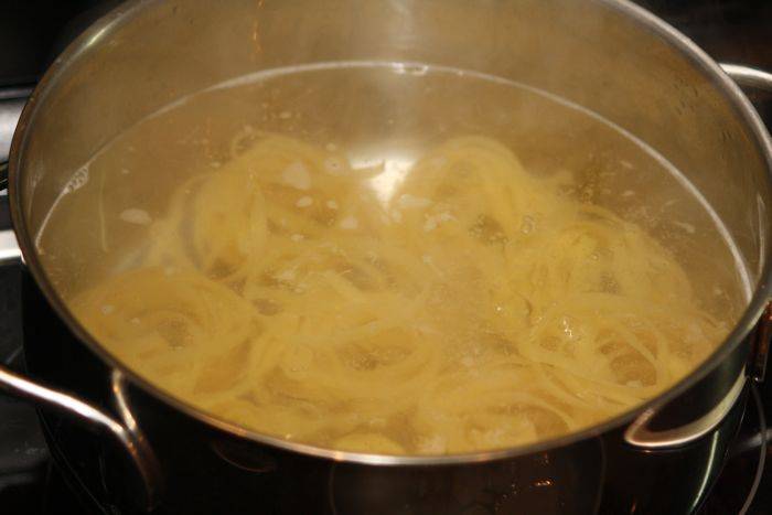 Како да се готват тестенини со ракчиња во крем сос не е полошо од готвачот на Мишелин