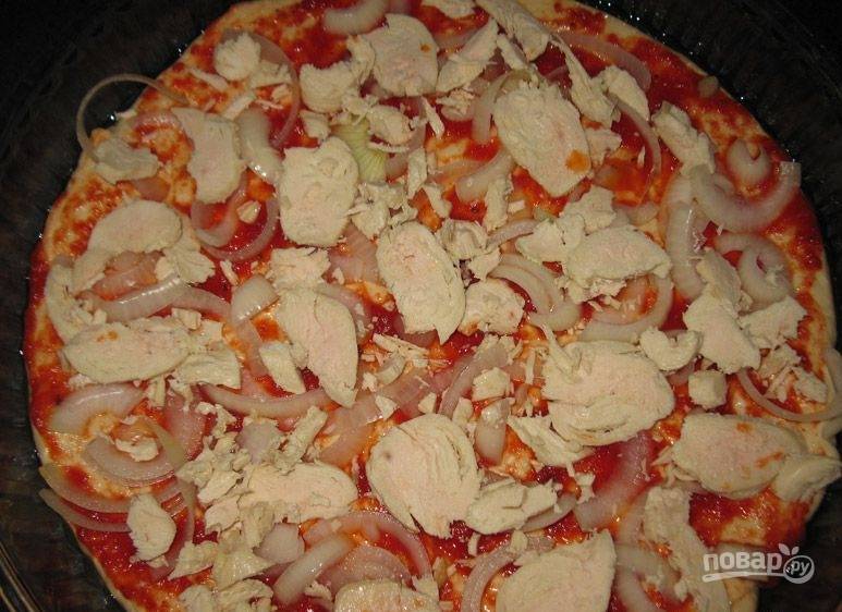Pikantní: pizza s kuřecím masem a ananasem