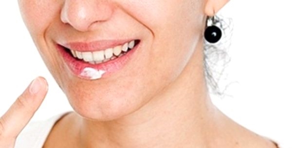 Come rimuovere i punti bianchi sulle labbra?