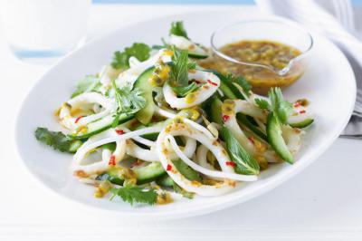 Salata s morskim keljama i lignjama: blagdan bogatog okusa