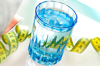 Зошто водата придонесува за губење на тежината