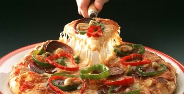 Vaření pizza: italský luxus na stole