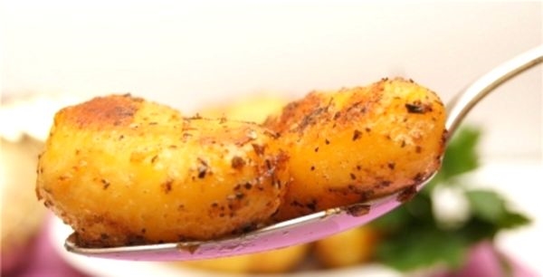 Простий і смачна вечеря: картопля, запечена з сиром