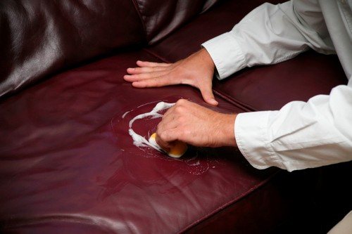 Macchie sul divano: metodi efficaci di lotta a casa