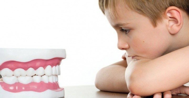 8 motivi per cui un bambino cigola i denti in un sogno o se il bruxismo debba essere curato, dice un pediatra