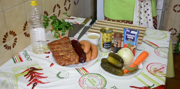 Solyanka recept: klasično meso mešavina kod kuće