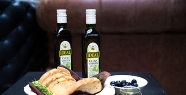 Čerstvý zeleninový salát s olivovým olejem