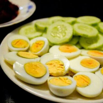 Jednoduchý salát z okurek s vejci a bylinkami