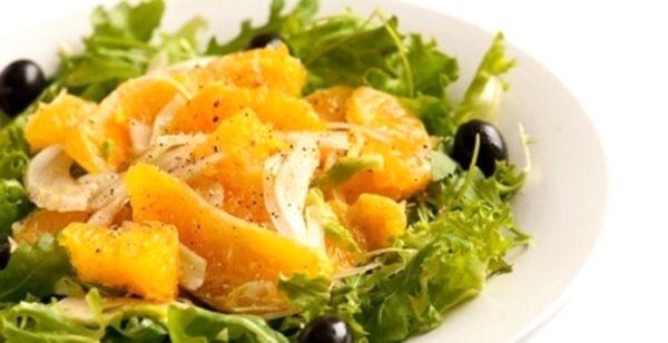 Salata de lumina cu portocala, ou si verde - o combinatie gustoasa si neobisnuita
