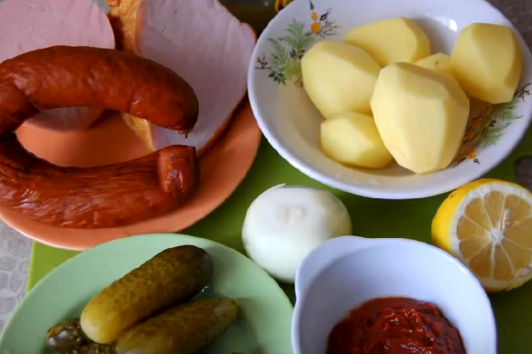 Смачна збірна солянка за класичними рецептами з м'ясом і ковбасою