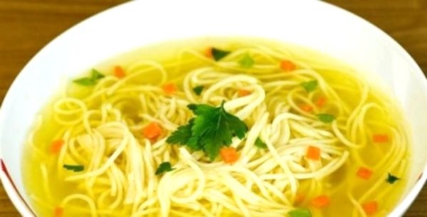 Zuppa di noodle fatta in casa