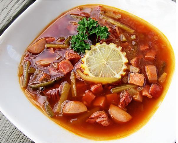 Soup solyanka team: klasični kuharski recept
