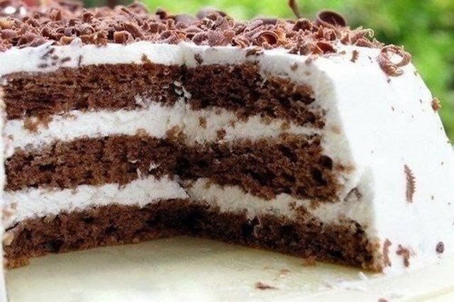 Шоколадний торт зі сметанним кремом: класика кулінарного жанру