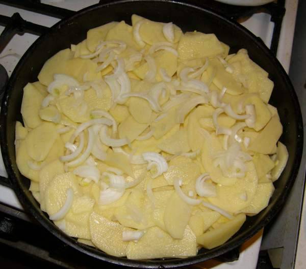 Patates ve Tavuk Güveç: birkaç dakika içinde doyurucu bir yemek
