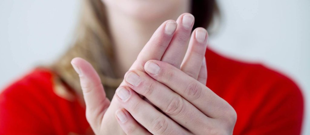 Zimowy manicure: zasady pielęgnacji rąk i naskórka
